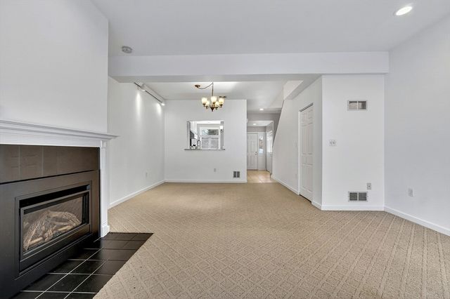 1 Douglass Grn 1, Woburn, MA 01801