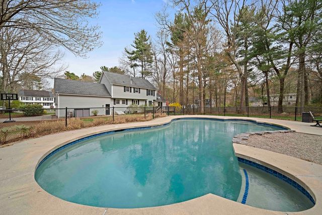 4 Mockingbird Ln, Franklin, MA 02038