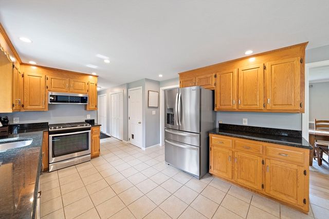 4 Mockingbird Ln, Franklin, MA 02038