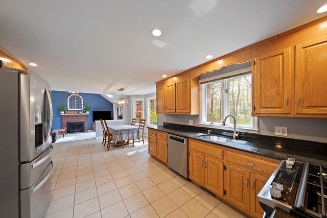 4 Mockingbird Ln, Franklin, MA 02038