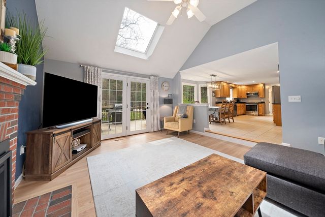 4 Mockingbird Ln, Franklin, MA 02038