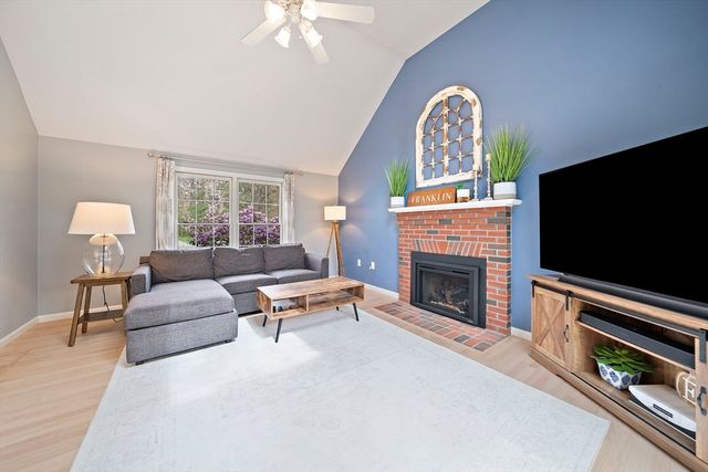 4 Mockingbird Ln, Franklin, MA 02038