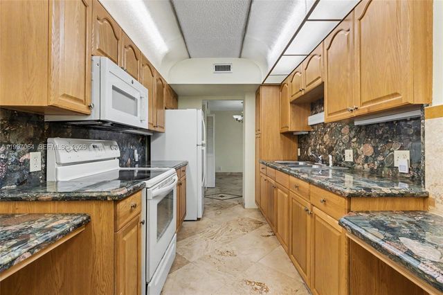 4200 Hillcrest Dr 408 408, Hollywood, FL 33021