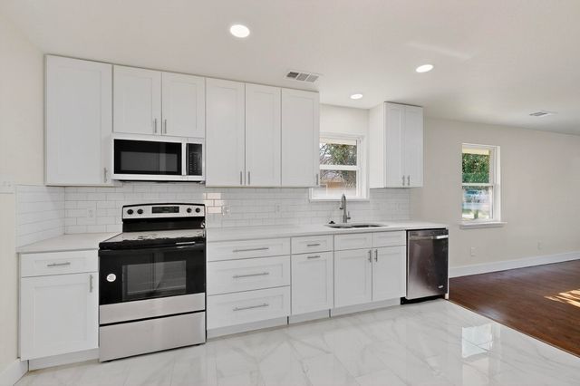 2404 Bentley Avenue, Dallas, TX 75211