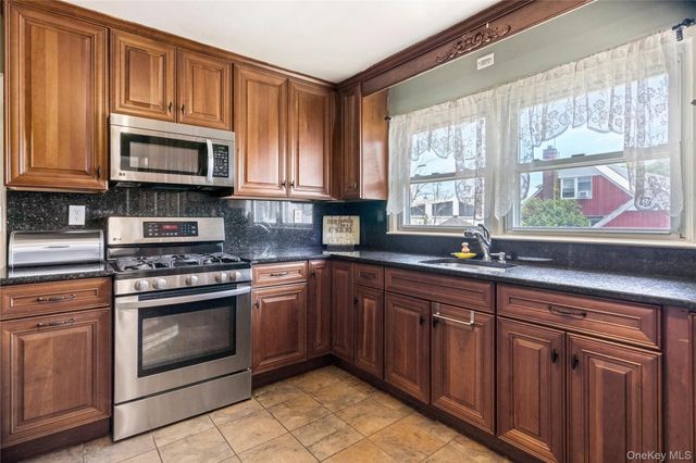 11701 237th Street, Elmont, NY 11003