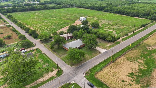 106 County Road 6611, Devine, TX 78016