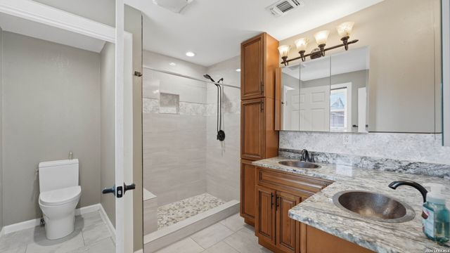 106 County Road 6611, Devine, TX 78016