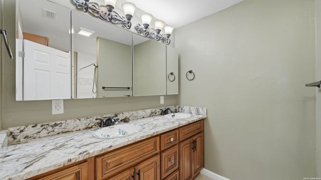 106 County Road 6611, Devine, TX 78016