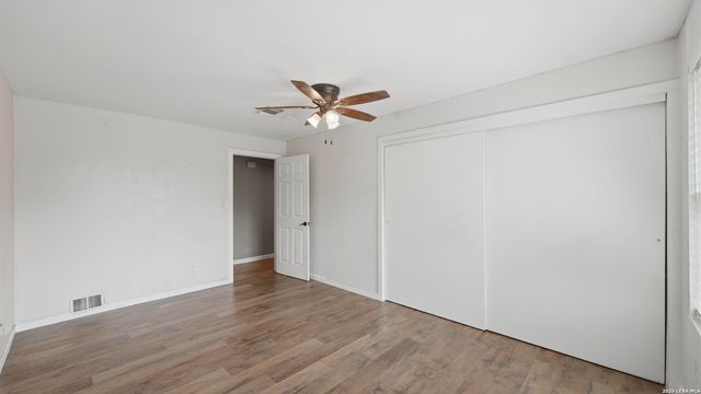 106 County Road 6611, Devine, TX 78016