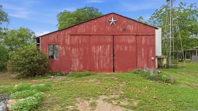 106 County Road 6611, Devine, TX 78016