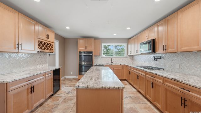 106 County Road 6611, Devine, TX 78016