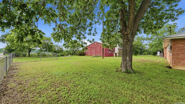 106 County Road 6611, Devine, TX 78016