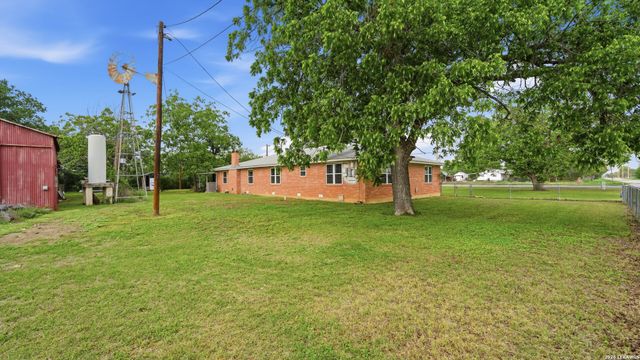 106 County Road 6611, Devine, TX 78016