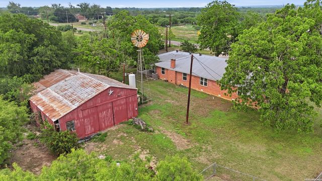 106 County Road 6611, Devine, TX 78016