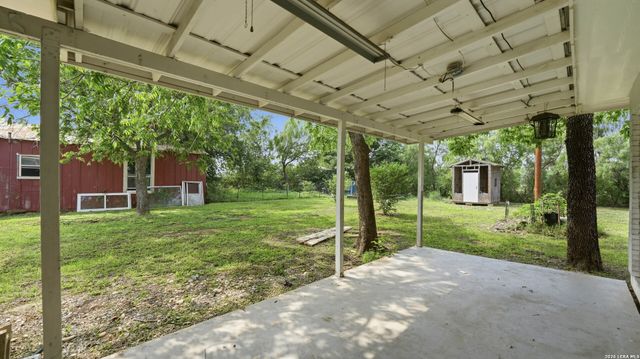 106 County Road 6611, Devine, TX 78016