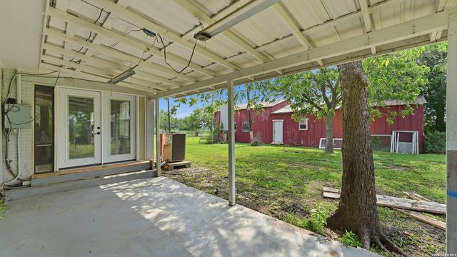 106 County Road 6611, Devine, TX 78016