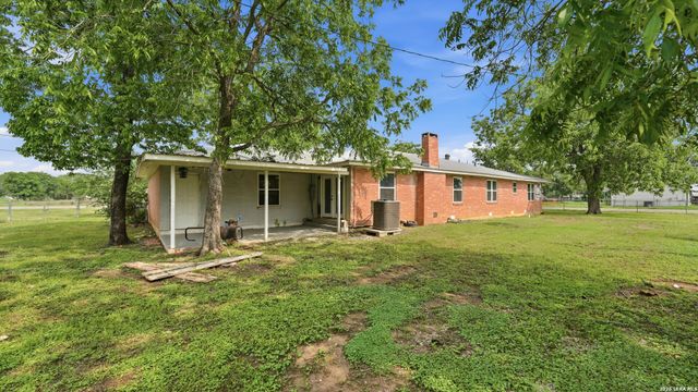 106 County Road 6611, Devine, TX 78016