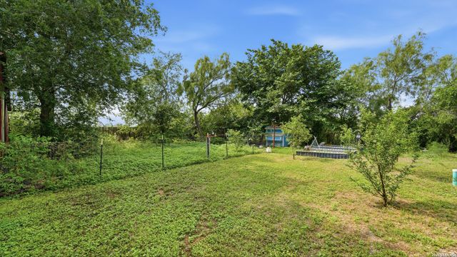 106 County Road 6611, Devine, TX 78016