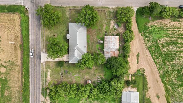 106 County Road 6611, Devine, TX 78016