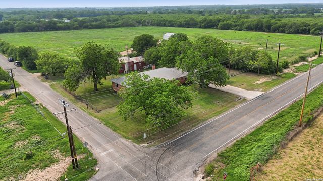 106 County Road 6611, Devine, TX 78016