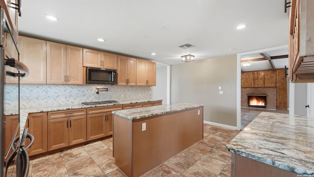 106 County Road 6611, Devine, TX 78016