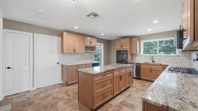 106 County Road 6611, Devine, TX 78016