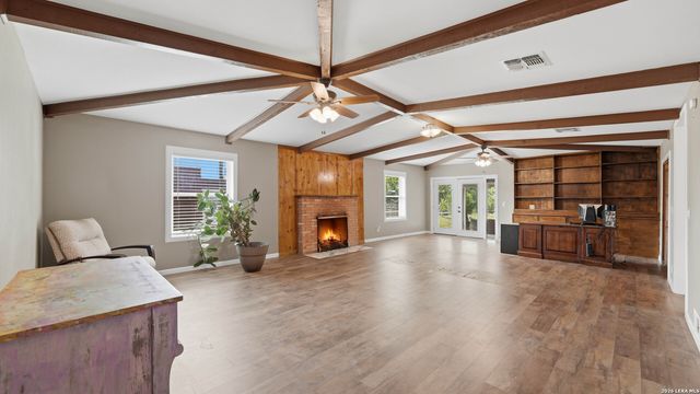106 County Road 6611, Devine, TX 78016