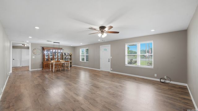 106 County Road 6611, Devine, TX 78016