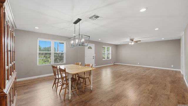 106 County Road 6611, Devine, TX 78016