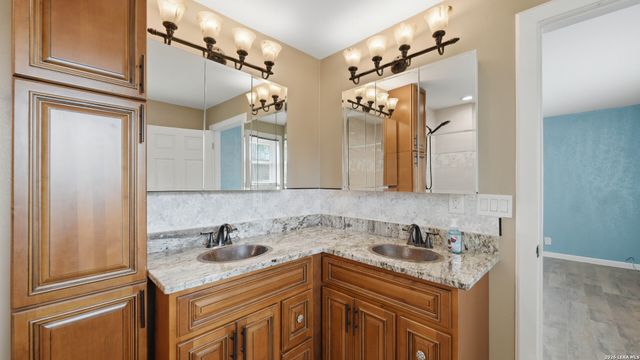 106 County Road 6611, Devine, TX 78016