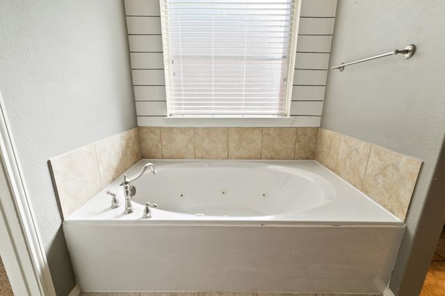 107 Ashlyn Court, Whitesboro, TX 76273