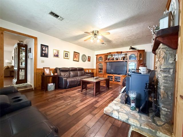 708 W Railroad, Buffalo, TX 75831