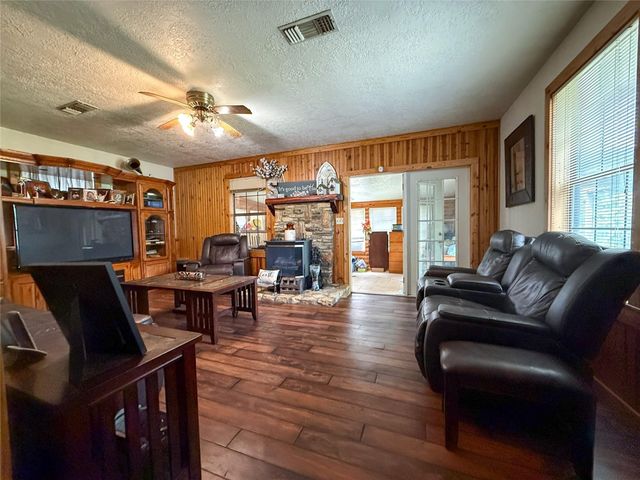 708 W Railroad, Buffalo, TX 75831
