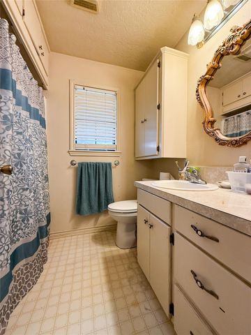 708 W Railroad, Buffalo, TX 75831