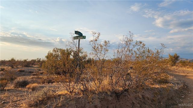 2204 S Six Shooter Road, Yucca, AZ 86438