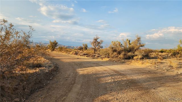 2204 S Six Shooter Road, Yucca, AZ 86438