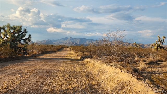 2204 S Six Shooter Road, Yucca, AZ 86438