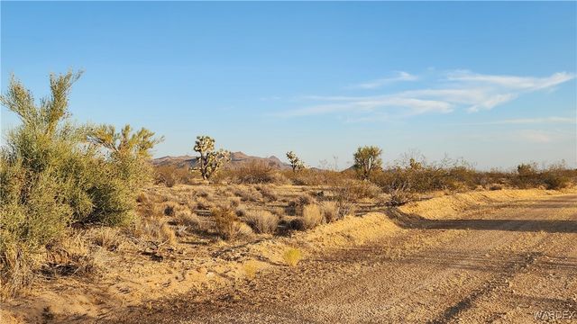 2204 S Six Shooter Road, Yucca, AZ 86438