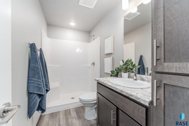 1609 N Tina Dr Drive, Sioux Falls, SD 57110