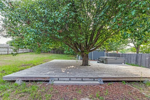 106 King Arthur Court, Weatherford, TX 76086