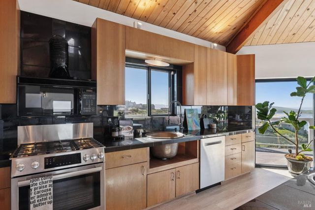 557 Oceana Dr, Dillon Beach, CA 94929