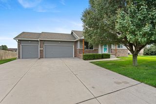 812 S Saddle Brooke Ct, Haysville, KS 67060