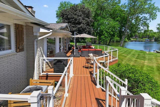 3860 E Commerce Road, Commerce Twp, MI 48382