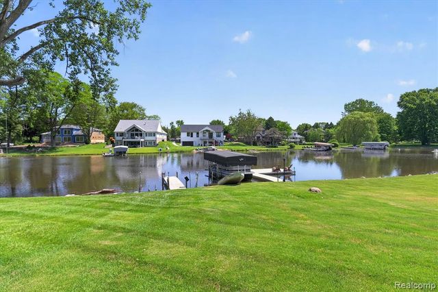 3860 E Commerce Road, Commerce Twp, MI 48382