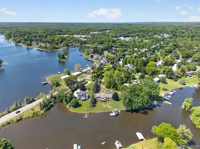 3860 E Commerce Road, Commerce Twp, MI 48382
