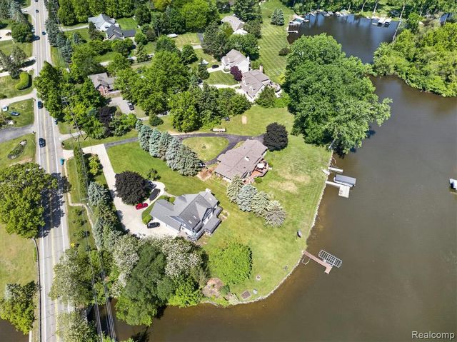3860 E Commerce Road, Commerce Twp, MI 48382