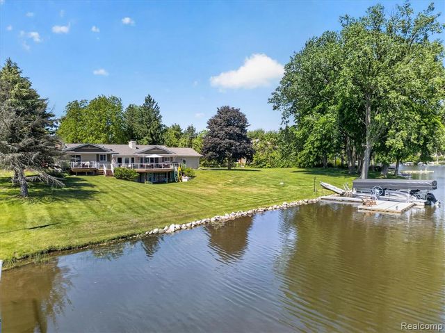 3860 E Commerce Road, Commerce Twp, MI 48382