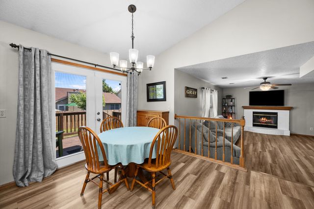 2418 W 60 Place, Davenport, IA 52806