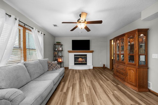 2418 W 60 Place, Davenport, IA 52806