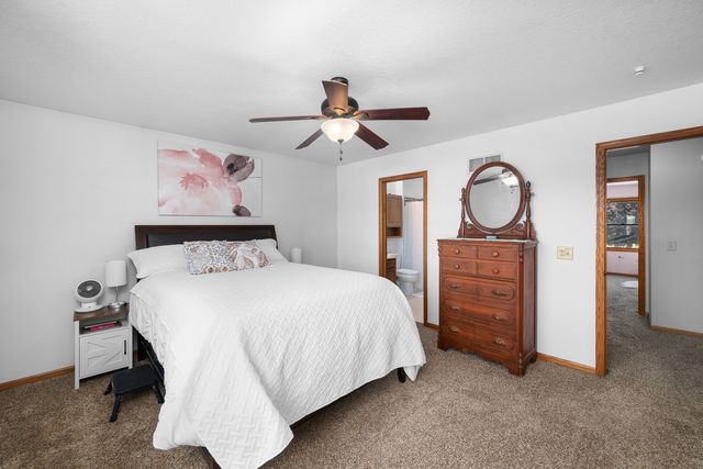 2418 W 60 Place, Davenport, IA 52806